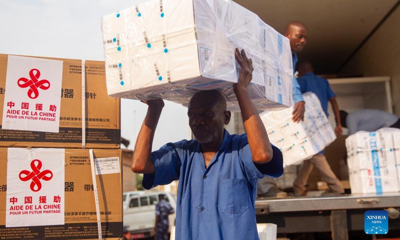 Workers convey China-aided COVID-19 vaccines at an airport in Bujumbura, Burundi, Oct. 14, 2021. China has offered 500,000 Sinopharm doses of COVID-19 vaccines to help Burundi fight the pandemic.Photo:Xinhua