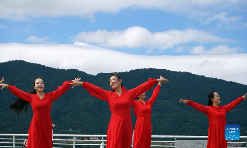 Citizens dance near the Dianchi Lake in Kunming, southwest China's Yunnan Province, Oct. 13, 2021.Photo:Xinhua