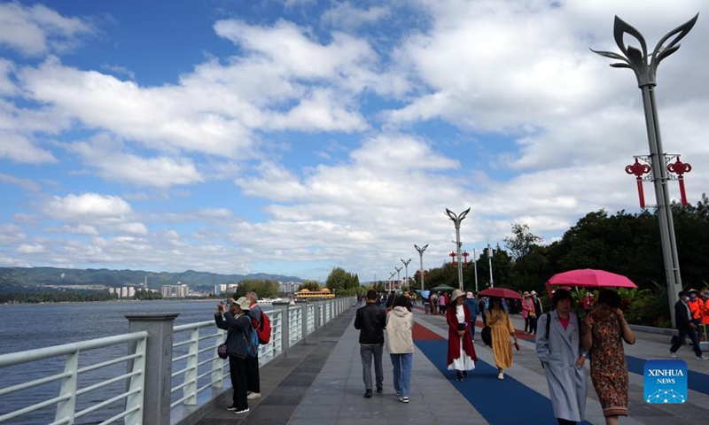 Visitors enjoy leisure time near the Dianchi Lake in Kunming, southwest China's Yunnan Province, Oct. 13, 2021.Photo:Xinhua