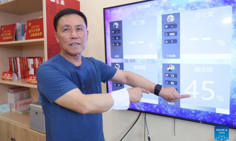 Citizen Shi Baomin introduces exercise indicators displayed on a screen at a senior care center in Xuhui District of Shanghai, east China, Oct. 13, 2021.Photo:Xinhua