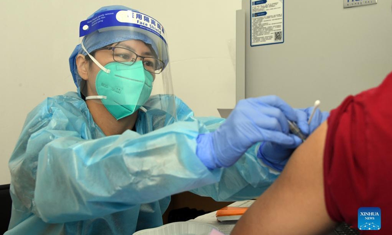 A medical worker administers a booster shot of the COVID-19 vaccine to a resident at a vaccination site in Xicheng District of Beijing, capital of China, Oct. 17, 2021. Beijing has begun to offer a third COVID-19 booster vaccine to people of higher risks in some neighborhoods.Photo: Xinhua