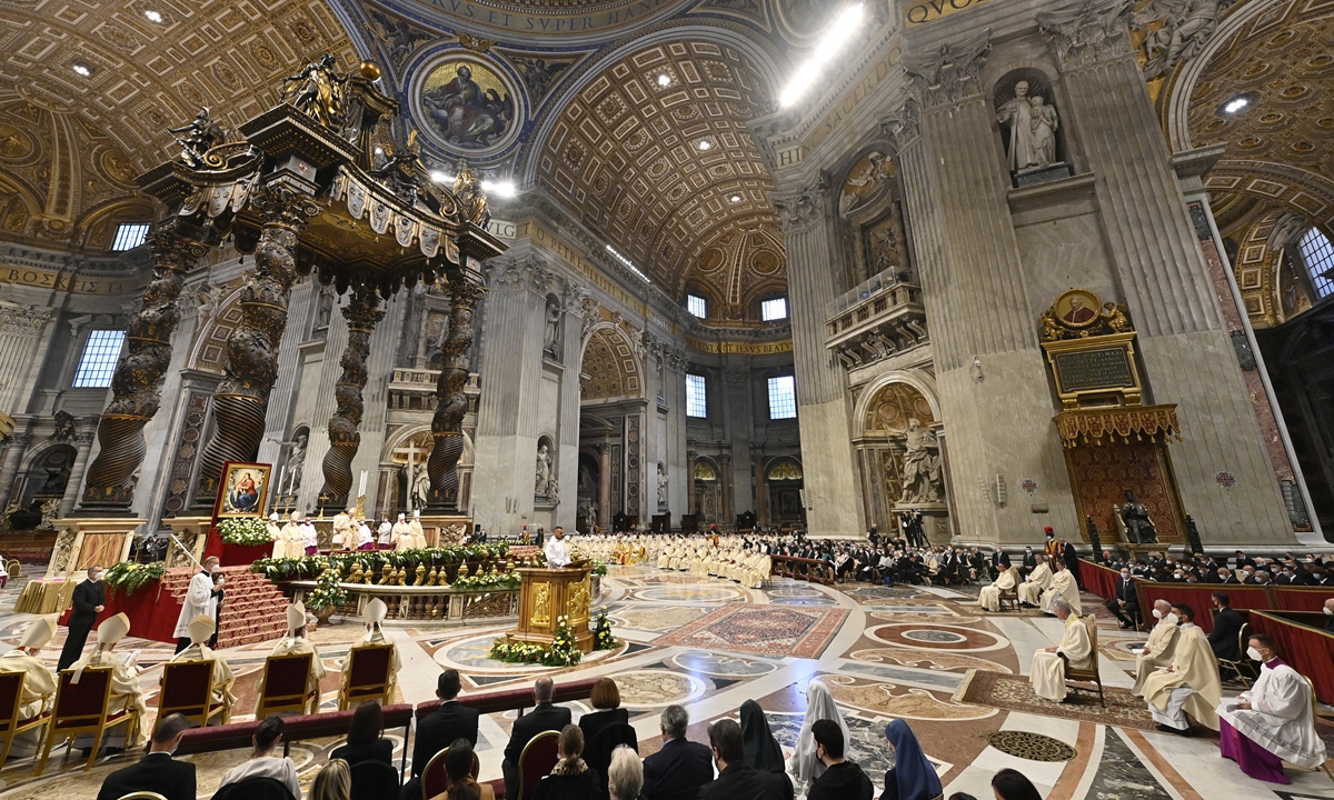 The picture shows Pope Francis (rear center) holding an episcopal ordination mass on Sunday at St. Peter's Basilica in Vatican City. Photo: AFP