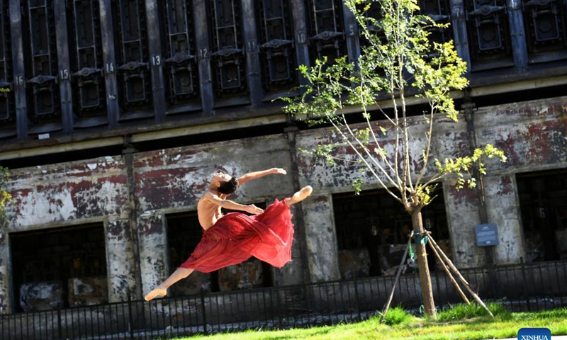 A dancer performs at Shougang Park in Beijing, capital of China, Oct. 17, 2021. A dance show is held at Shougang Park, a steel mill-turned cultural and sports complex, on Sunday.Photo: Xinhua