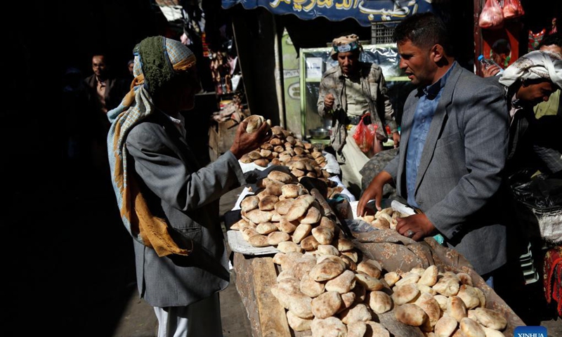 A Yemeni man buys pitta bread, a traditional staple food in the Middle East, on a street in Sanaa, Yemen, on Oct. 16, 2021, World Food Day.Photo: Xinhua 