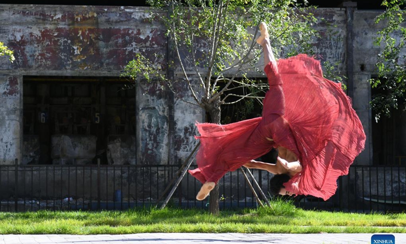 A dancer performs at Shougang Park in Beijing, capital of China, Oct. 17, 2021. A dance show is held at Shougang Park, a steel mill-turned cultural and sports complex, on Sunday.Photo: Xinhua