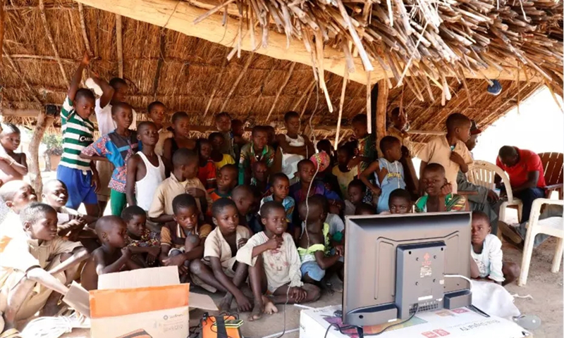 Children watch TV in a village in Cote d'Ivoire. The Wan Cun Tong project cooperates with some 500 villages in Cote d'Ivoire. (Photo: Courtesy of StarTimes)