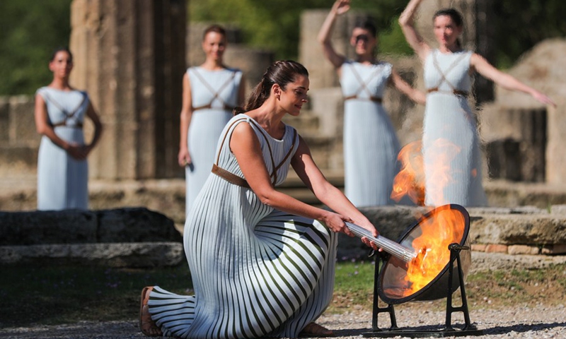 Greek actress Xanthi Georgiou, playing the role of an ancient Greek High Priestess, lights the torch during the Olympic flame lighting ceremony for the Beijing 2022 Olympic Winter Games, in ancient Olympia, Greece, Oct. 18, 2021.(Photo: Xinhua)