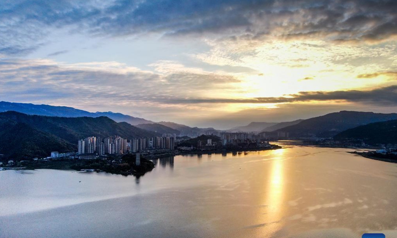 Aerial photo taken on Oct. 18, 2021 shows the sunset scenery of Hanfeng Lake in Kaizhou District of Chongqing, southwest China.Photo: Xinhua