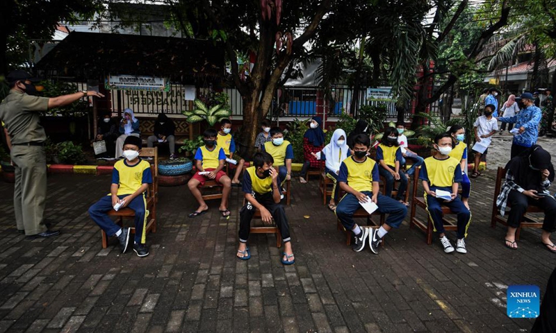 Students wait to receive doses of the COVID-19 vaccines in Tangerang, Indonesia, Oct. 18, 2021. The emergence of COVID-19 cases in schools has prompted an urgent need for COVID-19 vaccination for children. (Photo: Xinhua)