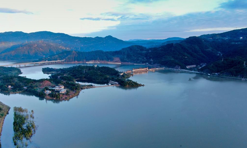 Aerial photo taken on Oct. 18, 2021 shows the sunset scenery of Hanfeng Lake in Kaizhou District of Chongqing, southwest China.Photo: Xinhua