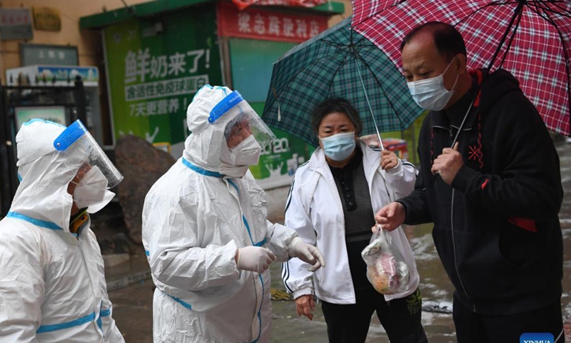 Staff members distribute breakfast to residents at a closed-off community in Chengguan District of Lanzhou City, northwest China's Gansu Province, Oct. 19, 2021.Photo: Xinhua
