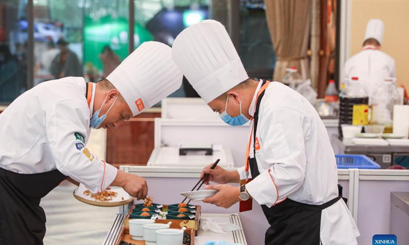 Chefs prepare dishes during a Sichuan cuisine skills competition in Chengdu, capital of southwest China's Sichuan Province, Oct. 18, 2021. The 2021 World Sichuan Cuisine Conference kicked off on Monday in Pidu District of Chengdu City, during which chefs show the trending culinary skills of Sichuan cuisines.Photo: Xinhua