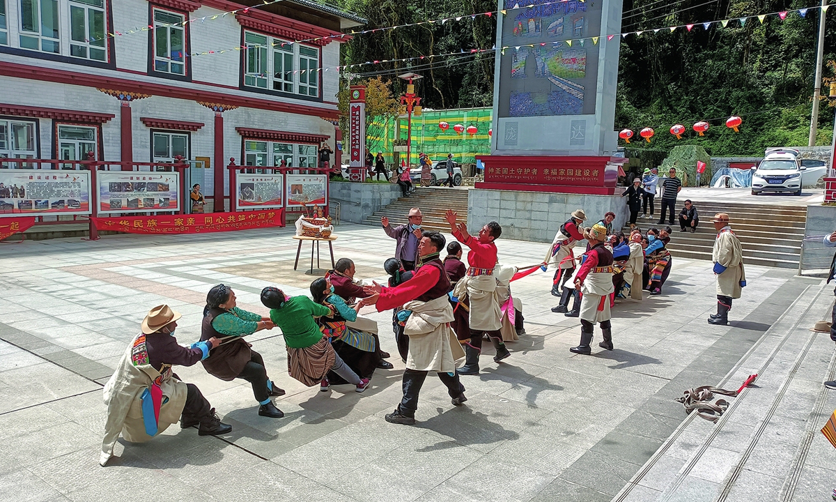 Villagers at the well-off model village at Xiayadong town hold activities to celebrate the first anniversary of the move-in. Photo: Courtesy of Lin Lichao