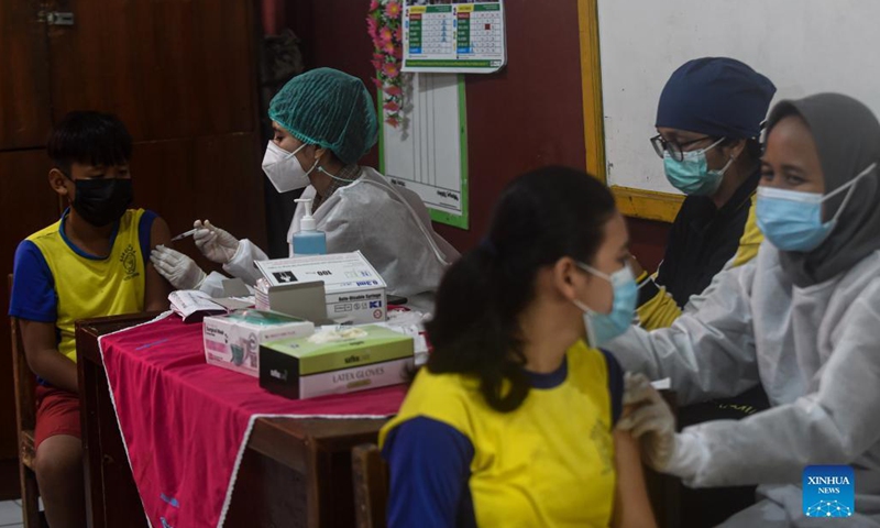 Students receive doses of the COVID-19 vaccines in Tangerang, Indonesia, Oct. 18, 2021. The emergence of COVID-19 cases in schools has prompted an urgent need for COVID-19 vaccination for children.(Photo: Xinhua)