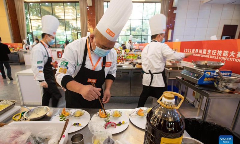 Chefs prepare dishes during a Sichuan cuisine skills competition in Chengdu, capital of southwest China's Sichuan Province, Oct. 18, 2021. The 2021 World Sichuan Cuisine Conference kicked off on Monday in Pidu District of Chengdu City, during which chefs show the trending culinary skills of Sichuan cuisines.Photo: Xinhua
