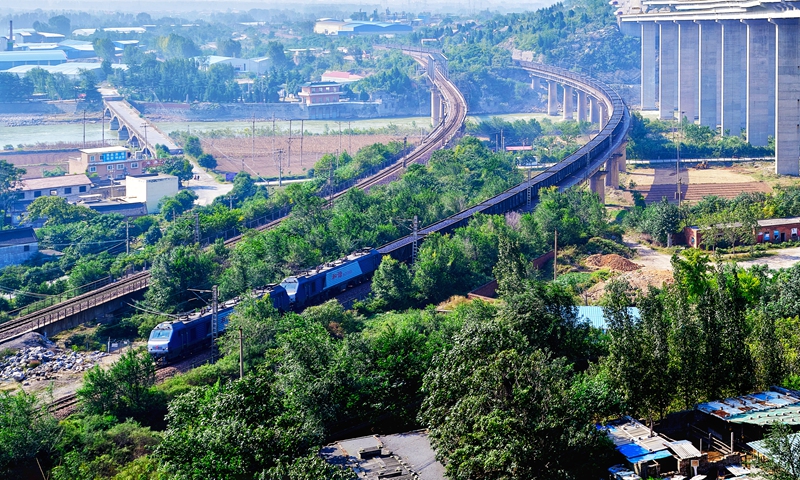 A freight train carrying coal passes by the foot of Mount Taihang in Jiyuan, Central China's Henan Province on October 21, 2021. The National Development and Reform Commission sent an inspection team to a coal storage and distribution center in Henan on October 20, vowing to manage the spot trading market amid supply shortages. Photo: VCG