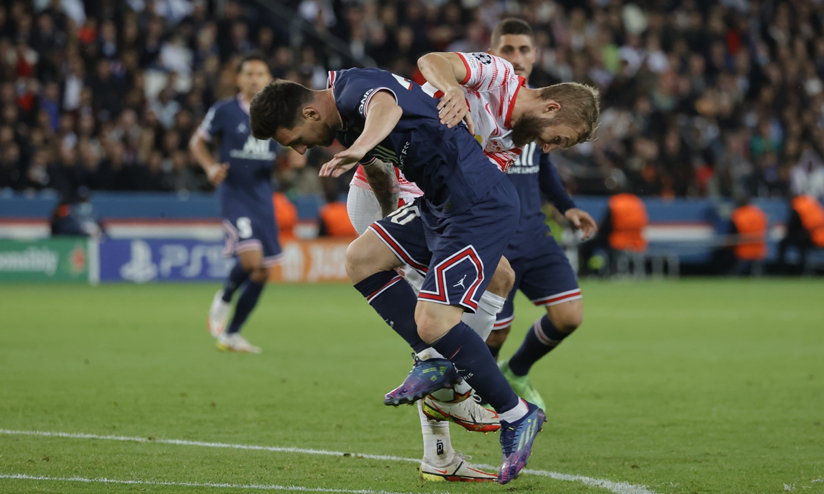 Lionel Messi (front) of Paris Saint-Germain battles with Leipzig's Konrad Laimer of Tuesday in Paris, France. Photo: VCG