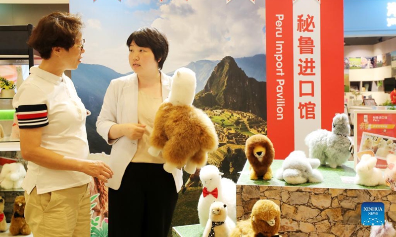 Ma Yuxia receives a visitor at the Peru Import Pavillon of the Greenland Global Commodity Trading Hub in Shanghai, east China, Oct. 15, 2021.Photo: Xinhua