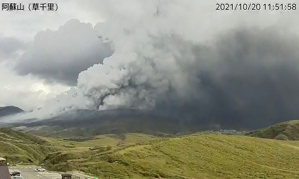 This handout video grab taken and released on Wednesday by the Japan Meteorological Agency shows an eruption of Mount Aso in Kumamoto Prefecture on Japan's southwestern island of Kyushu. Photo: AFP