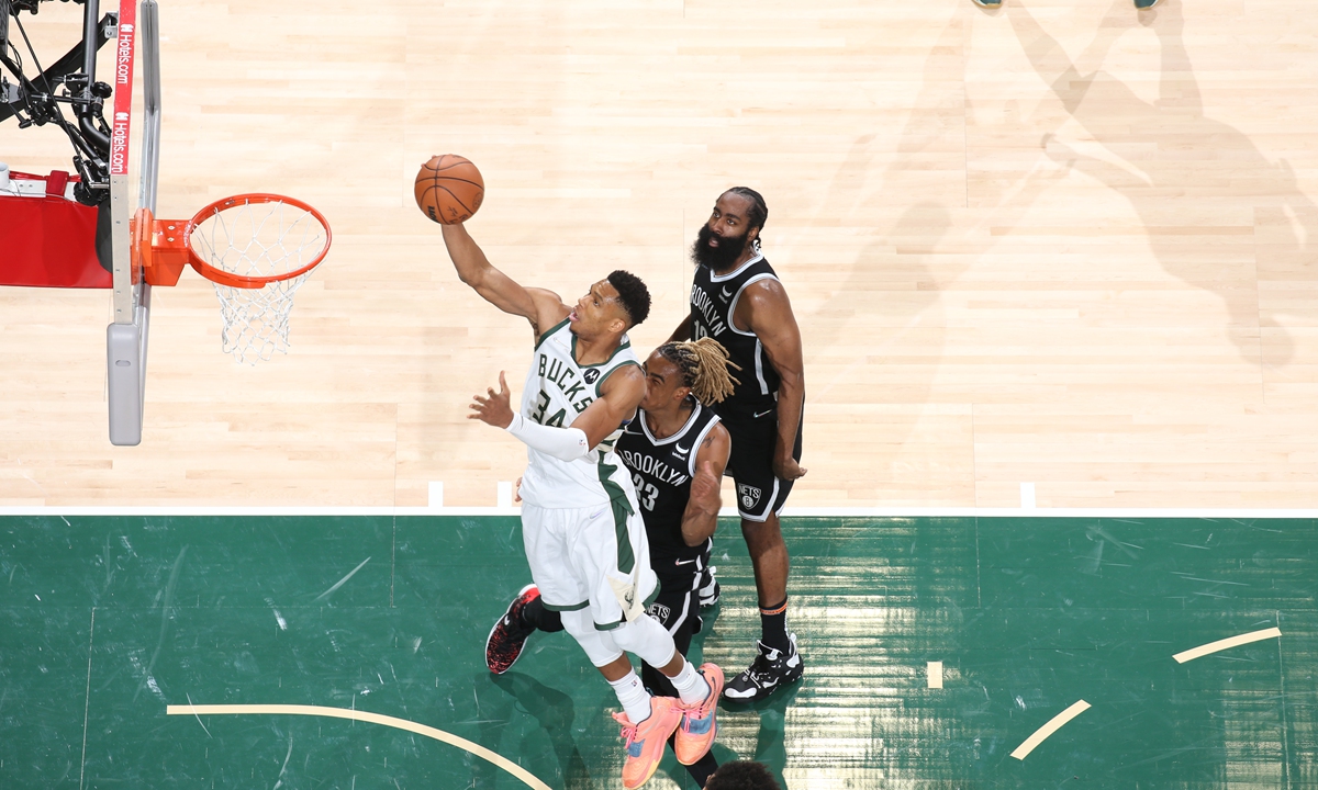 Giannis Antetokounmpo of the Milwaukee Bucks shoots the ball against the Brooklyn Nets on Tuesday in Milwaukee, Wisconsin. Photo: VCG