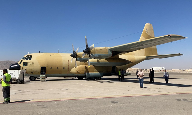 An airplane is about to unload humanitarian aid for victims of terrorist attacks, in Kandahar city, southern Afghanistan, Oct. 18, 2021.(Photo: Xinhua)