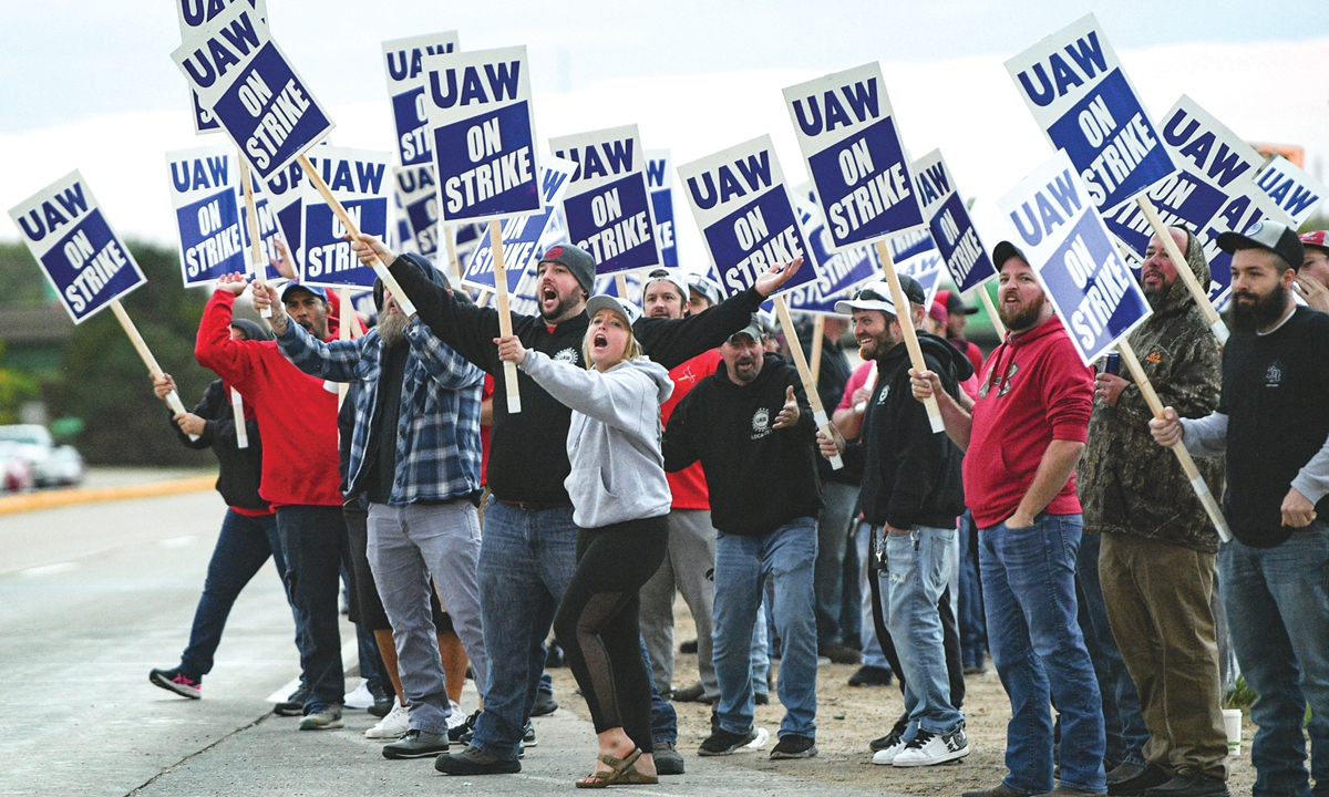 Deere & Co employees go on strike on October 14, 2021, in Davenport, Iowa. Photo: AP
