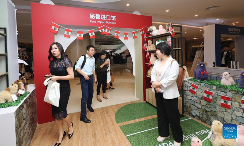 Ma Yuxia receives visitors at the Peru Import Pavillon of the Greenland Global Commodity Trading Hub in Shanghai, east China, Oct. 15, 2021.Photo: Xinhua