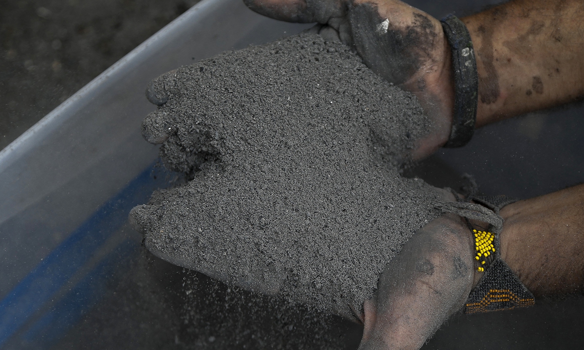 Mural painted by artist and activist Mundano on a building in the central region of Sao Paulo, Brazil, on Friday. 
Top: Brazilian artist Mundano shows ashes collected from wildfires to media.
Photos: AFP