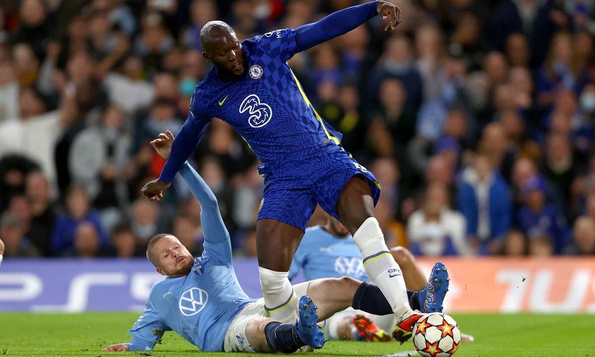 Romelu Lukaku of Chelsea is tackled by Lasse Nielsen of Malmo FF on Wednesday in London, England. Photo: VCG