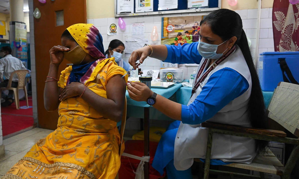 A health worker inoculates a woman with a dose of the Covaxin vaccine against the COVID-19 at a health center in New Delhi, India on Thursday. Photo: VCG