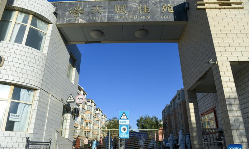 Photo taken on Oct. 20, 2021 shows a residential area under temporary lockdown due to COVID-19 control and prevention measures in Ejina Banner of Alxa League, north China's Inner Mongolia Autonomous Region.Photo: Xinhua