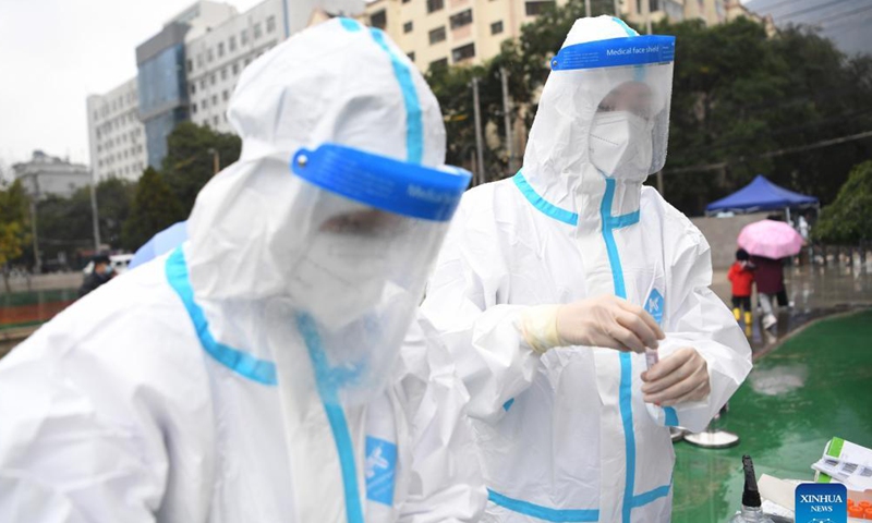 Medical workers work at a nucleic acid testing site in Chengguan District of Lanzhou, northwest China's Gansu Province, Oct. 19, 2021. Lanzhou launched nucleic acid testing on Tuesday for residents living or working near medium-risk areas in Chengguan District.(Photo:Xinhua)
