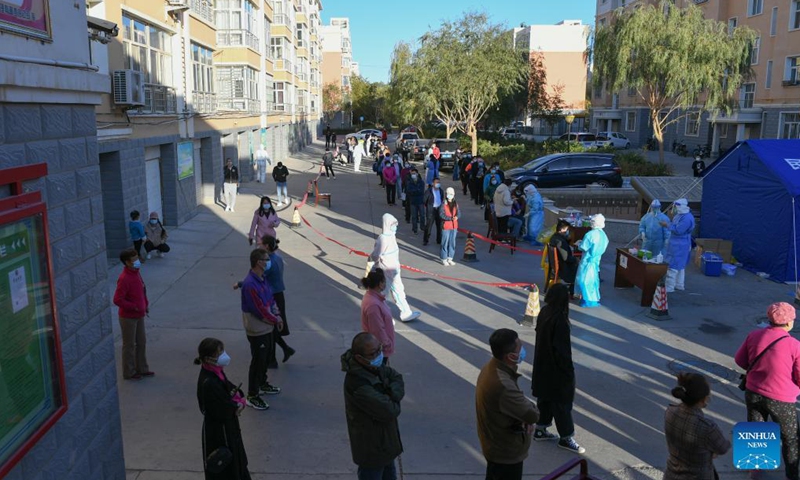 Local residents queue up for nucleic acid tests at a residential area in Ejina Banner of Alxa League, north China's Inner Mongolia Autonomous Region, Oct. 20, 2021. Photo: Xinhua