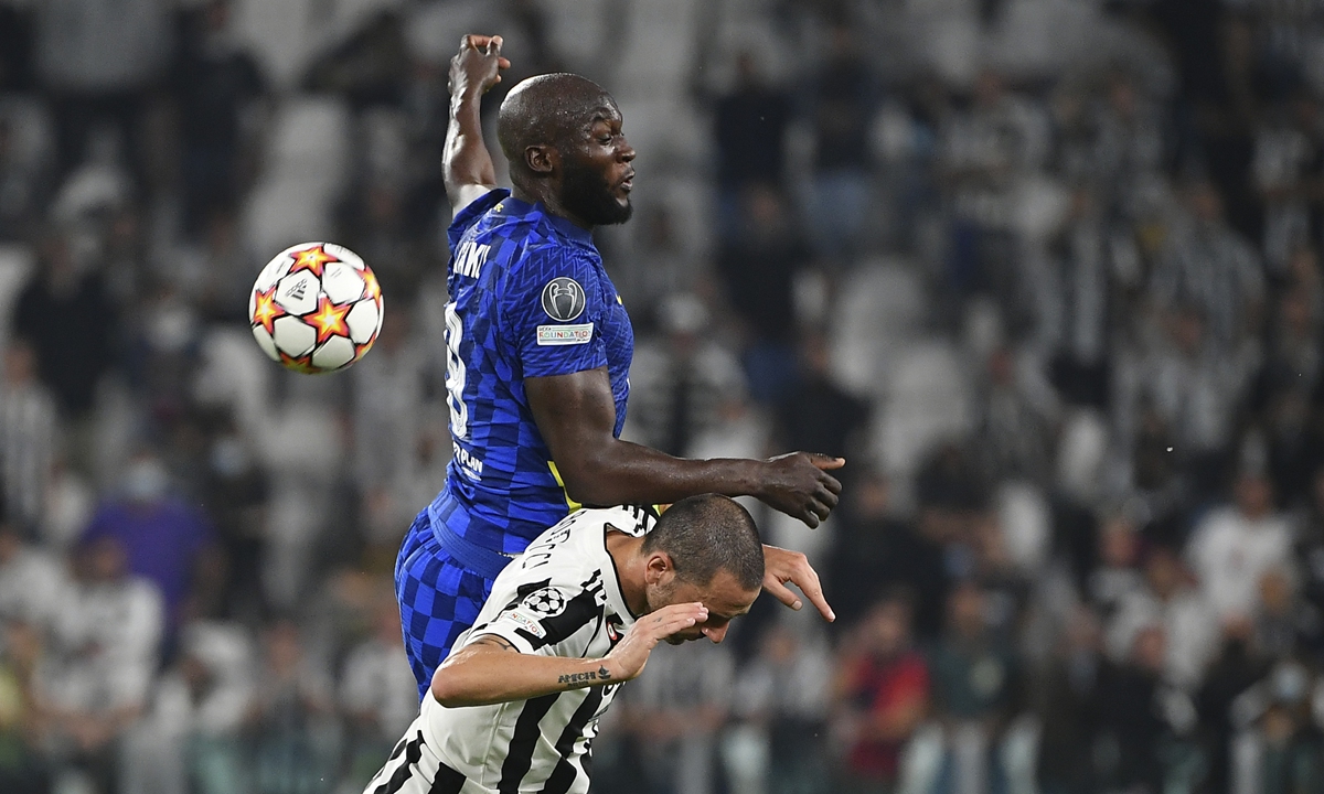 Romelu Lukaku (left) of Chelsea during a match in Turin, Italy, on September 29 Photo: VCG