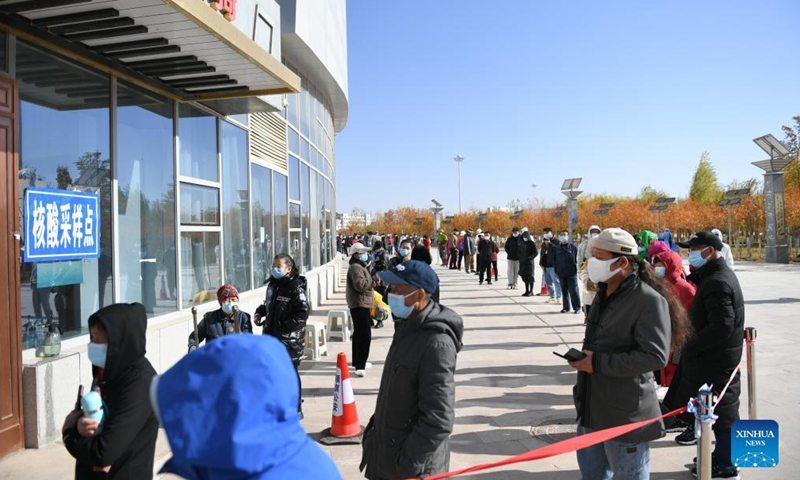 Tourists queue up at a nucleic acid testing site in Ejina Banner of Alxa League, north China's Inner Mongolia Autonomous Region, Oct. 22, 2021.Photo:Xinhua