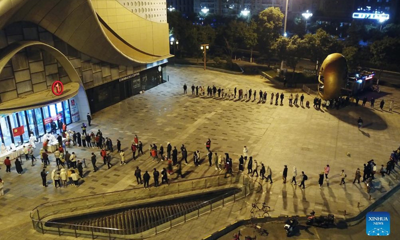Aerial photo taken on Oct. 21, 2021 shows citizens queuing up at midnight at a nucleic acid testing site in Chengguan District of Lanzhou City, northwest China's Gansu Province.Photo:Xinhua
