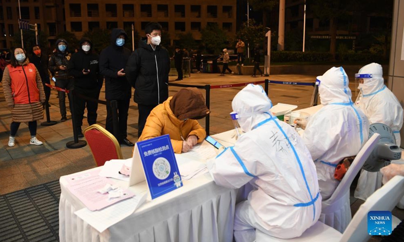 Citizens queue up at midnight at a nucleic acid testing site in Chengguan District of Lanzhou City, northwest China's Gansu Province, Oct. 21, 2021.Photo:Xinhua