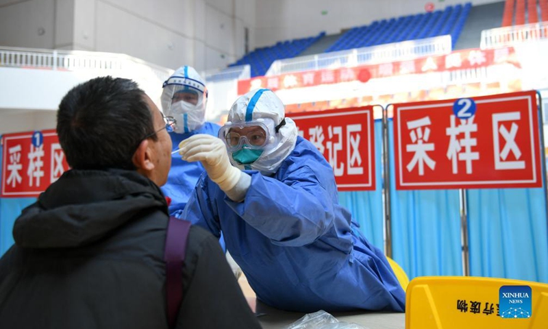 A medical worker collects a swab sample at a nucleic acid testing site in Ejina Banner of Alxa League, north China's Inner Mongolia Autonomous Region, Oct. 22, 2021.Photo:Xinhua