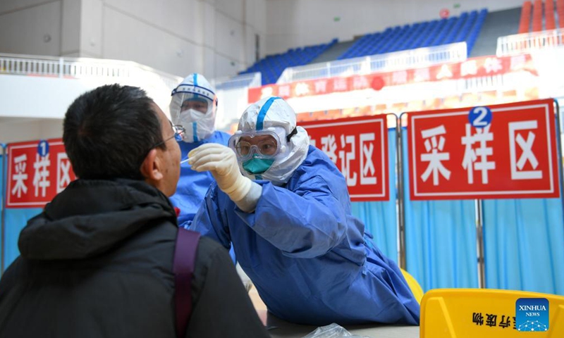 A medical worker collects a swab sample at a nucleic acid testing site in Ejina Banner of Alxa League, north China's Inner Mongolia Autonomous Region, Oct 22, 2021.Photo:Xinhua