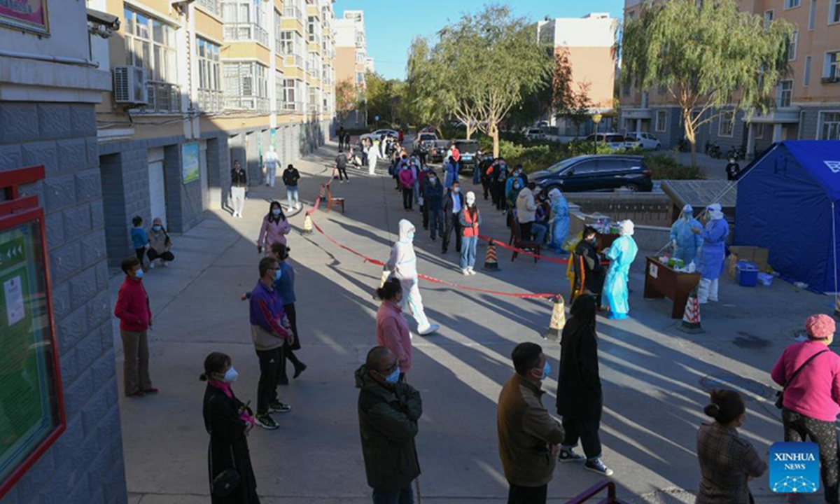 Local residents on Wednesday queue up for nucleic acid tests at a residential area in Ejina Banner of Alxa League, North China's Inner Mongolia Autonomous Region. Photo: Xinhua