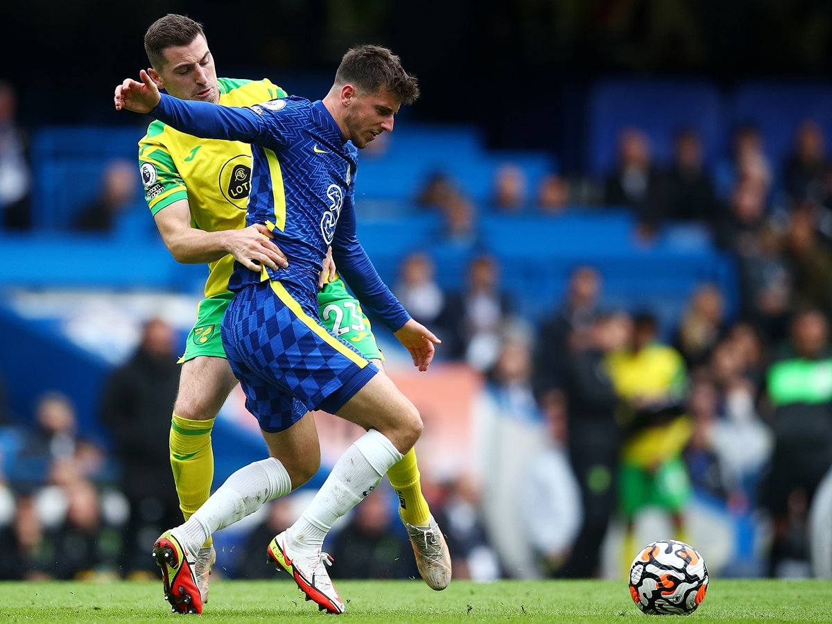 Mason Mount (right) of Chelsea is challenged by Kenny McLean of Norwich City on Saturday in London, England. Photo: VCG