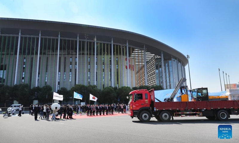 A truck loaded with the first batch of exhibits arrives at the north square of the National Exhibition and Convention Center (Shanghai), a main venue for the fourth China International Import Expo (CIIE), in east China's Shanghai, Oct. 23, 2021. The expo is set to take place in Shanghai from Nov. 5 to 10 this year.(Photo: Xinhua)