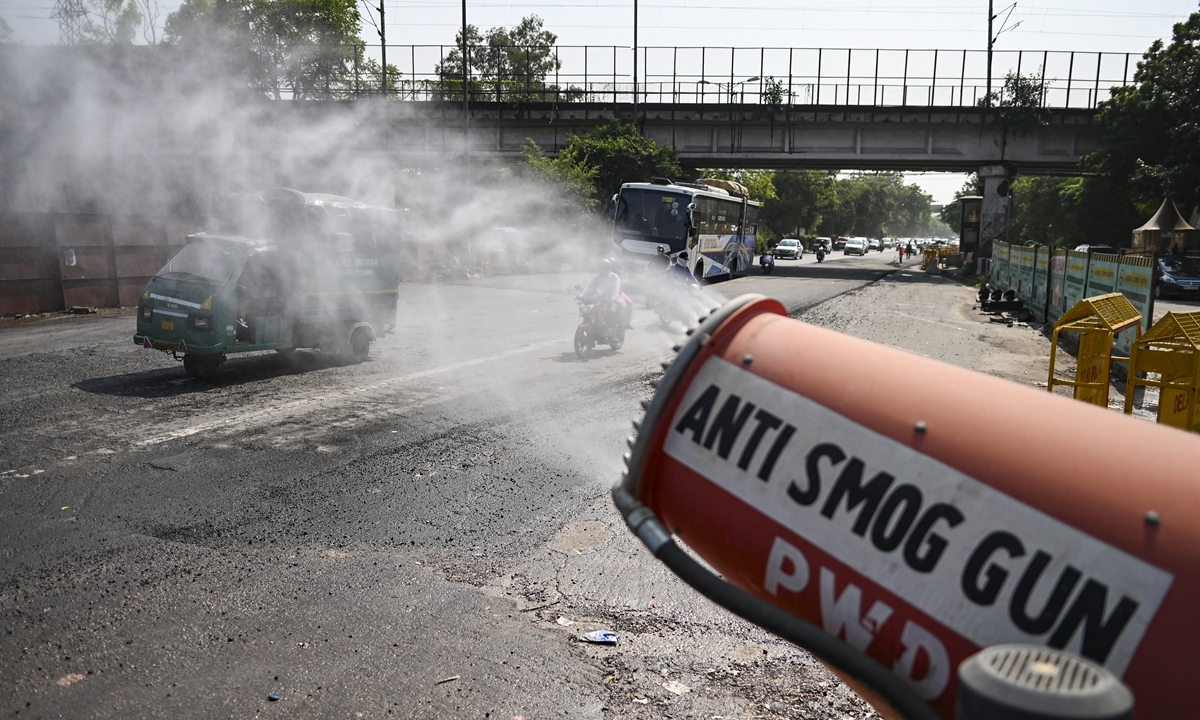 An anti-smog gun operates to curb air pollution as vehicles make their way along a road in New Delhi, India on Monday. The Indian capital and its satellite cities accounted for half of the dozen most polluted cities worldwide. Photo: AFP