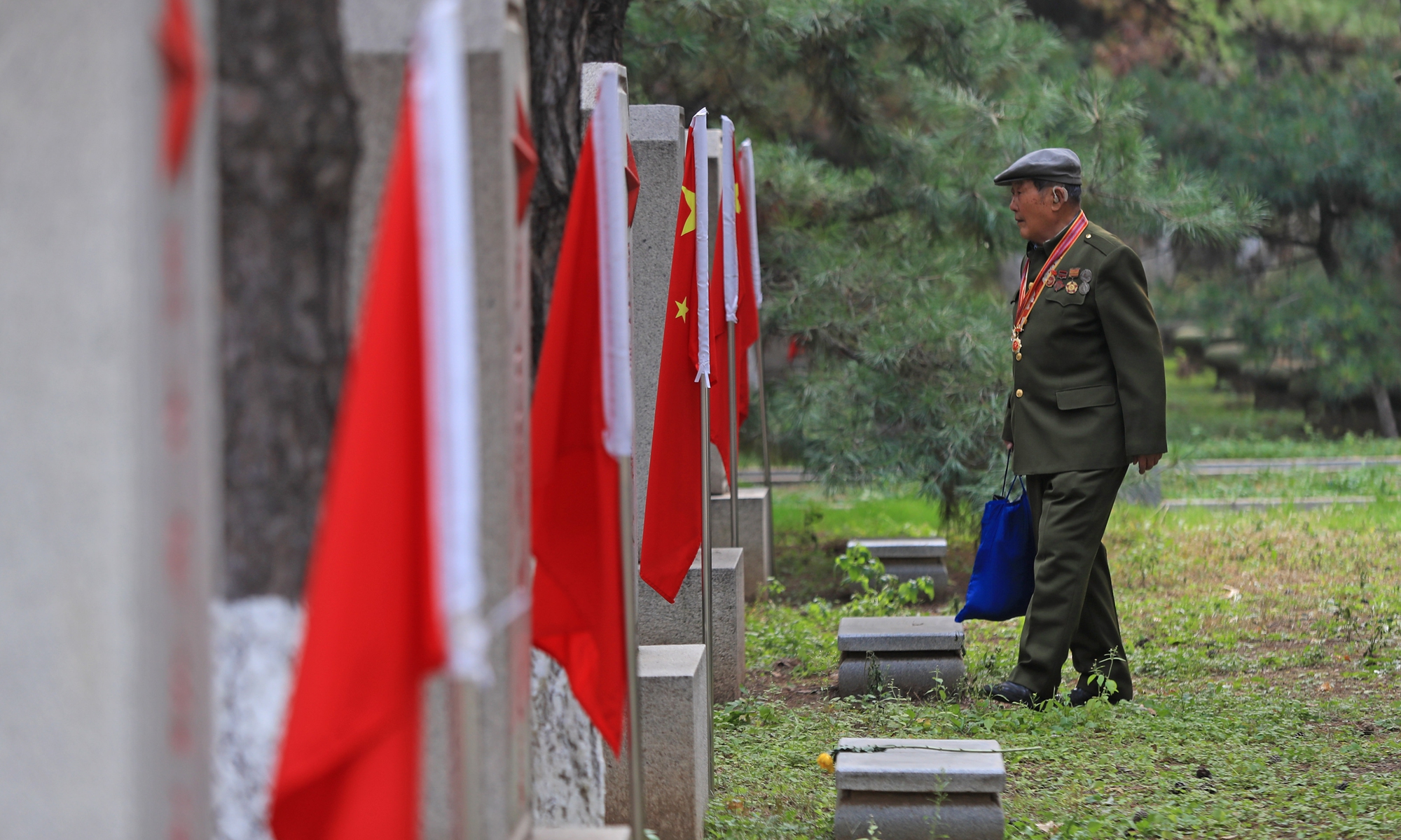 An elderly veteran arrives at the Martyrs' Cemetery in Shenyang, Northeast China's Liaoning Province, to pay homage to the heroes on October 25, 2021 as the country commemorates the 71st anniversary of the Chinese People's Volunteer Army in the War to Resist US Aggression and Aid Korea (1950-53). Photo: Xinhua