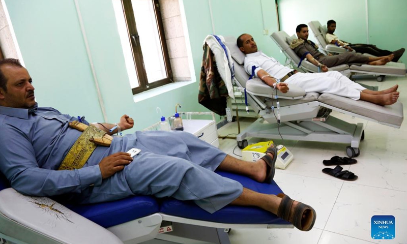 Yemenis volunteer to donate blood at a blood center in Sanaa, capital of Yemen, on Oct. 24, 2021. Health authorities in Sanaa have called on local citizens to donate blood for those in need. The war-torn country, with barely functioning health facilities, is facing a severe shortage of blood units for the sick and the injured.(Photo: Xinhua)
