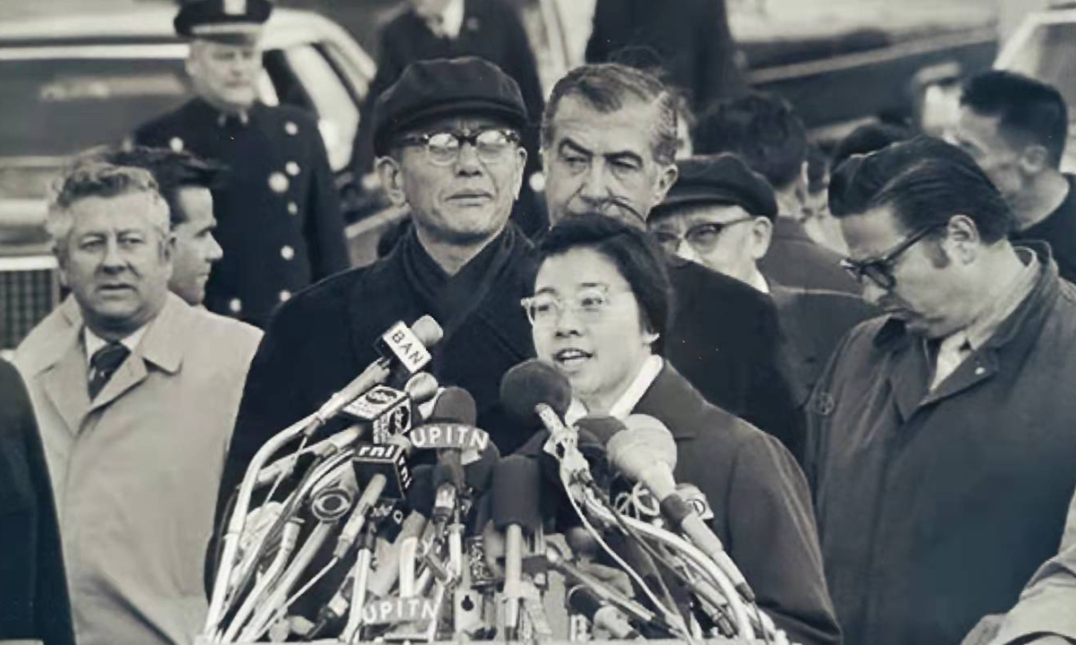 The interpreter Tang Wensheng translates Chinese delegation head Qiao Guanhua's speech at the Kennedy International Airport on November 11, 1971. Photo: Courtesy of Tang 