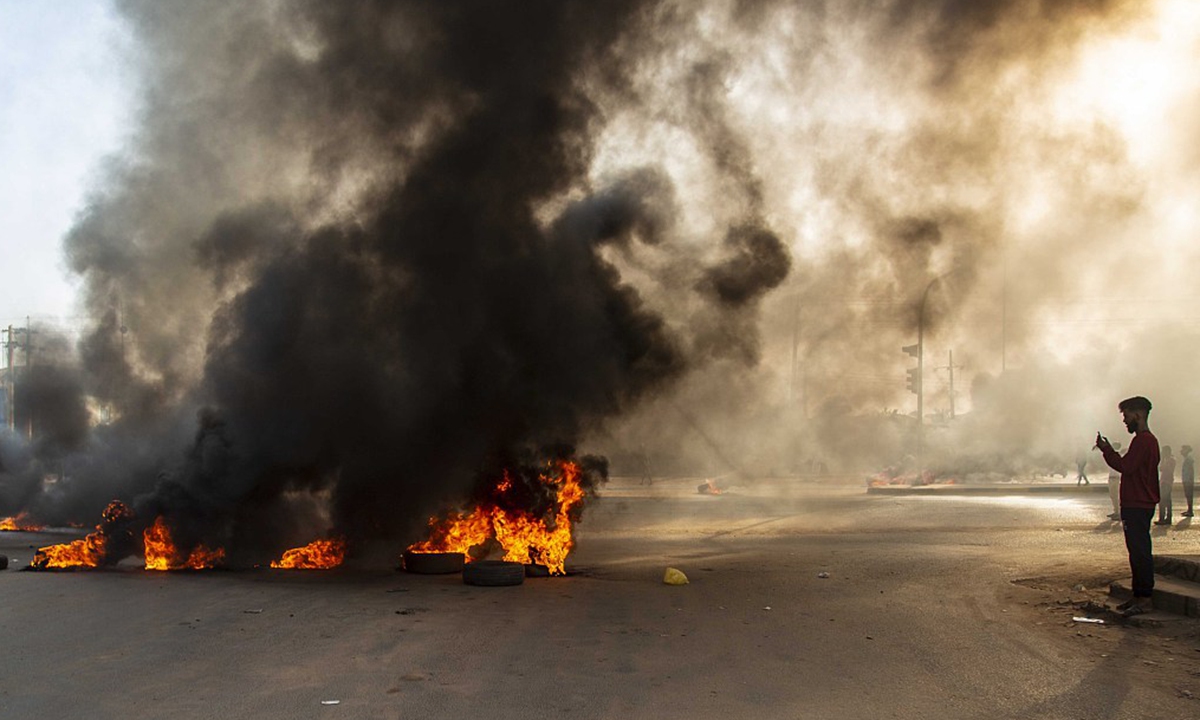Sudanese people take the streets after the 'military coup' attempt in Khartoum, Sudan on October 25, 2021. Photo: CFP
