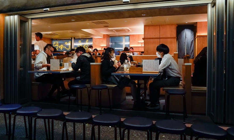 People dine at a restaurant at Shibuya in Tokyo, Japan, Oct. 25, 2021.(Photo: Xinhua)