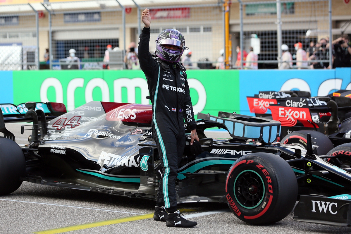 Lewis Hamilton waves to the crowd after coming second in qualifying for the United States Grand Prix on Saturday in Austin, Texas. Photo: VCG