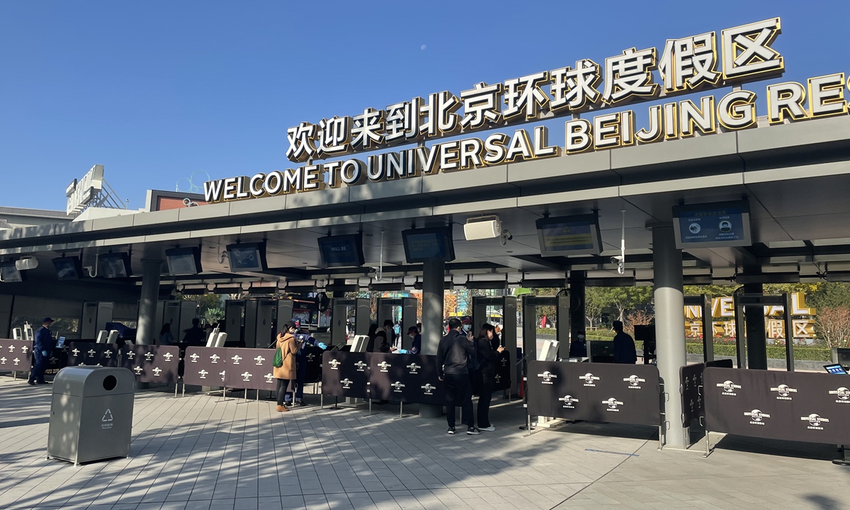 Few tourists wait at the entrance of the Universal Beijing Resort on October 26. Photo: Liu Yang/GT